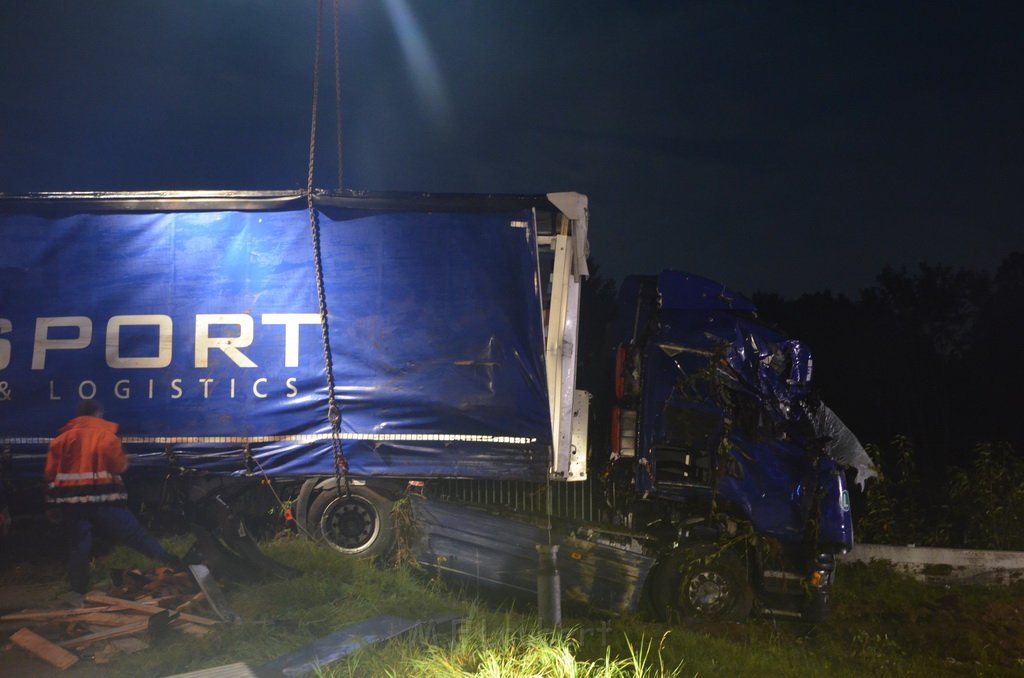 VU LKW umgestuerzt Feldkassel Industriestr Robert Boschstr P282.JPG